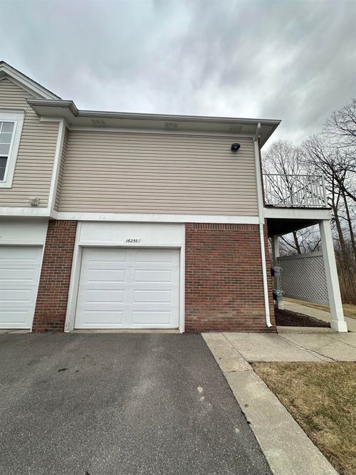 16250 Grandview Dr, Macomb, MI, 48044-4067 | Card Image
