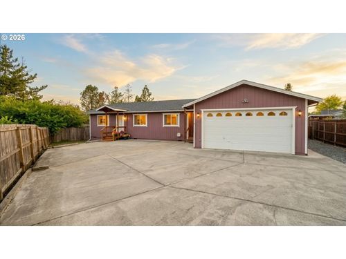 190 Ne Lombardy Dr, Roseburg, OR, 97470-3742 | Card Image