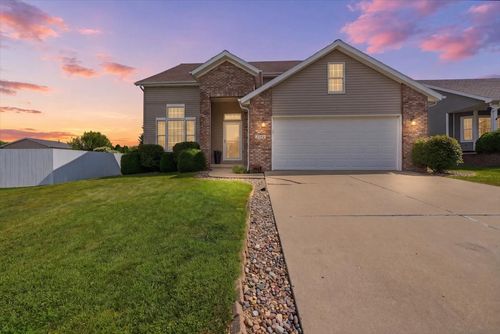 2704 Stratmoor Dr, Bloomington, IL, 61705-4120 | Card Image