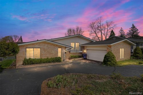 3036 Shawnee Ln, Waterford, MI, 48329-4340 | Card Image