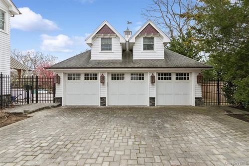 15 Carter Rd, Hampton Bays, NY, 11946-1747 | Card Image