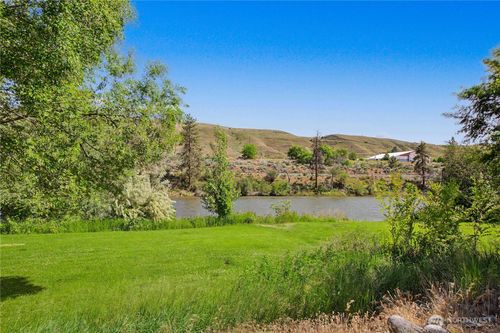 873 1st Ave S, Okanogan, WA, 98840-9601 | Card Image