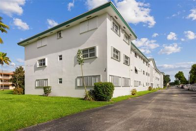 J116 - 5300 Washington St, Condo with 2 bedrooms, 1 bathrooms and null parking in Hollywood FL | Image 3