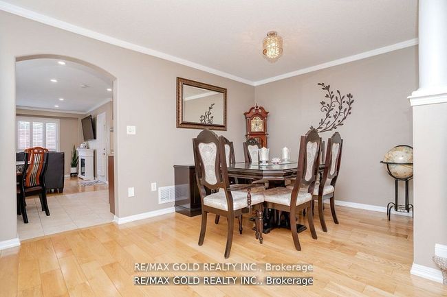 34 Jingle Cres, House attached with 4 bedrooms, 4 bathrooms and 2 parking in Brampton ON | Image 8
