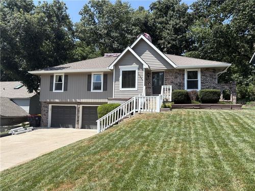 10240 Nw 57th Ter, Parkville, MO, 64152-3393 | Card Image