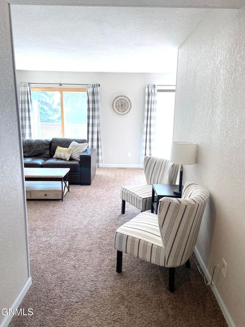 2909 Winnipeg Dr, Bismarck, ND, 58503-0448 | Card Image