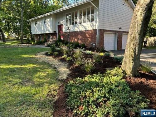 32 Rock Rd, Englewood Cliffs, NJ, 07632-1711 | Card Image