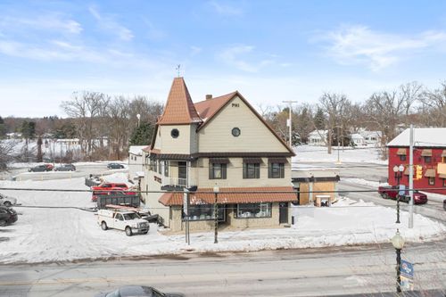 3955 W River Dr Ne, Comstock Park, MI, 49321-8998 | Card Image