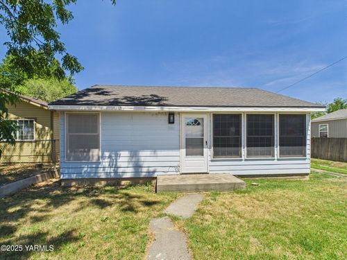914 Madison Ave, Toppenish, WA, 98948-1138 | Card Image