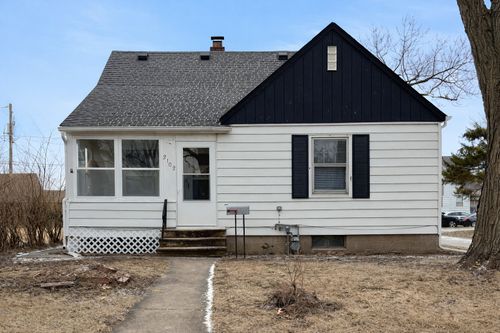 2102 W 18th St, Davenport, IA, 52804-3524 | Card Image