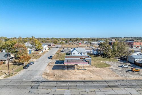 212 N Austin Ave, Denison, TX, 75020-3000 | Card Image