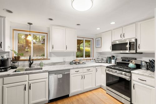 15 Park St, Middleton, MA, 01949-1703 | Card Image