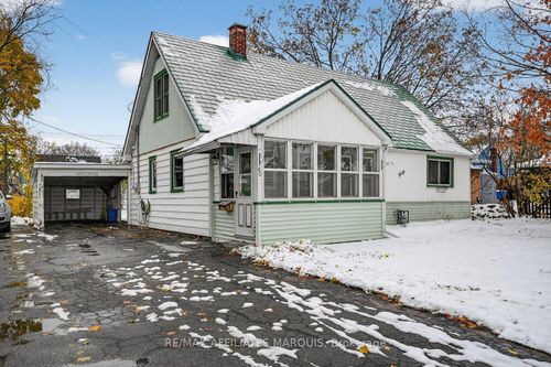 40 Oak St, Smiths Falls, ON, K7A3T4 | Card Image