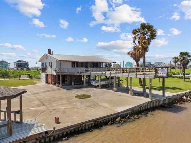 1134 has a large area to park boats or just gather with friends and family | Image 9