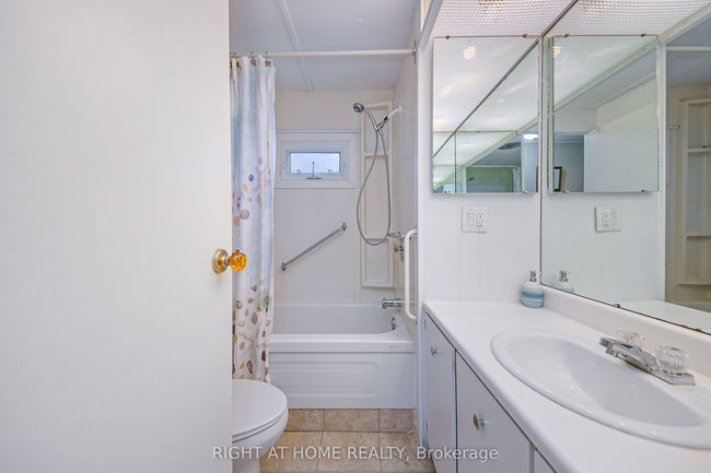 11 Locust Hill Dr, House other with 2 bedrooms, 1 bathrooms and 2 parking in Innisfil ON | Image 13