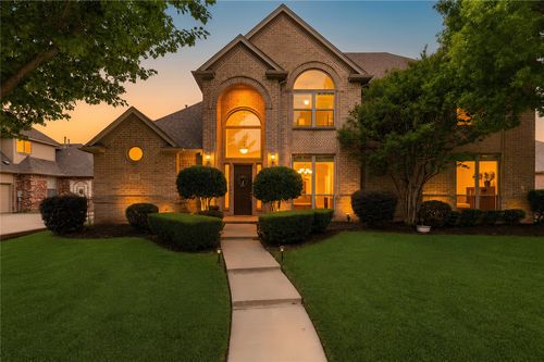 8105 Thornwood Dr, North Richland Hills, TX, 76182-8662 | Card Image