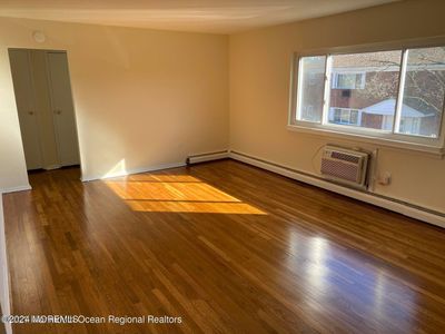 Bright and sunny living room | Image 2