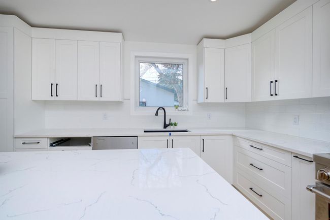 5931 20 Street Sw, Home with 5 bedrooms, 3 bathrooms and 6 parking in Calgary AB | Image 5