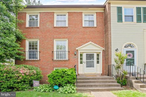 8644 Dellway Ln, VIENNA, VA, 22180-7066 | Card Image