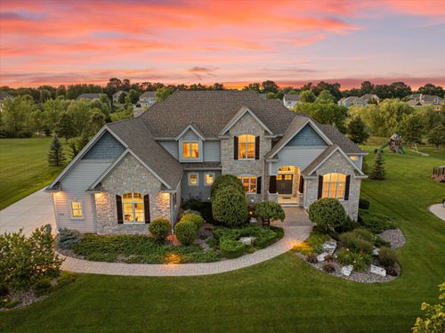 7154 W Concord Creek Dr, MEQUON, WI, 53092-4390 | Card Image
