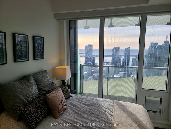 5709 - 197 Yonge St, Condo with 3 bedrooms, 2 bathrooms and 1 parking in Toronto ON | Image 5
