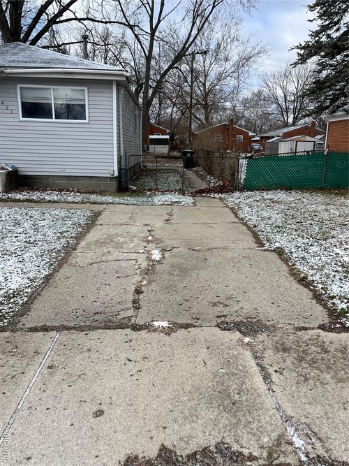 19461 Inkster Rd, Livonia, MI, 48152-2520 | Card Image