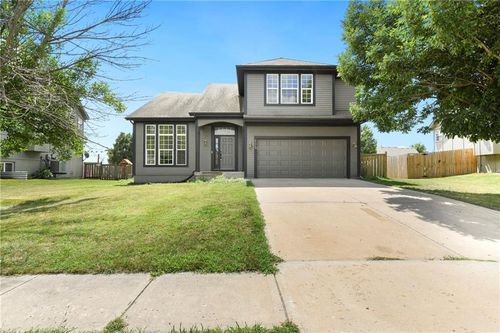 605 E Willow St, Gardner, KS, 66030-8111 | Card Image