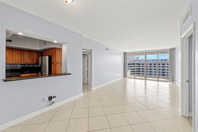 17C - 5600 Collins Ave, Condo with 2 bedrooms, 2 bathrooms and null parking in Miami Beach FL | Image 2