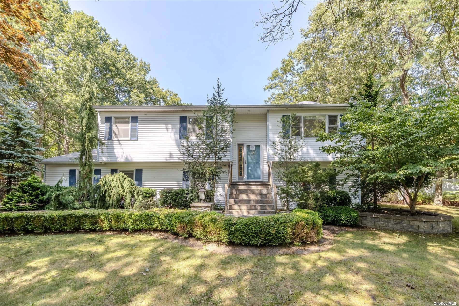 Hampton Ct, Manorville, NY 11949