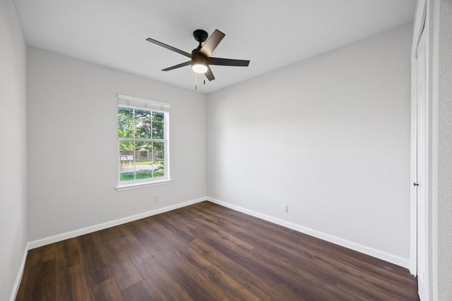 Unfurnished room with dark wood-style flooring and ceiling fan | Image 12