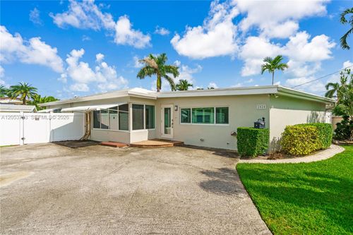 2424 Ne 18th Ave, Wilton Manors, FL, 33305-1422 | Card Image