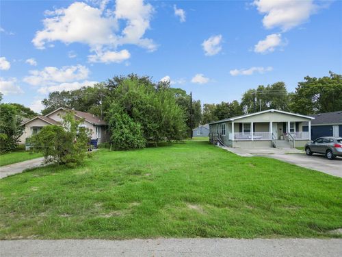 2204 2nd Ave N, Texas City, TX, 77590-7204 | Card Image
