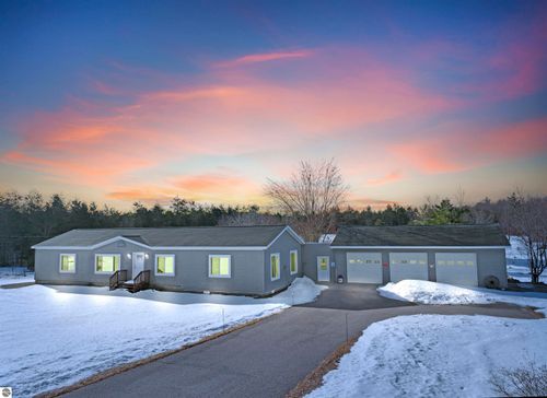 2518 E 32 Rd, Cadillac, MI, 49601-9178 | Card Image