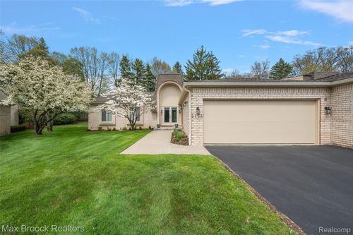 5175 Woodlands Dr, Bloomfield Hills, MI, 48302-2868 | Card Image