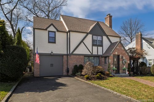 43 Webster St, Malverne, NY, 11565-1832 | Card Image