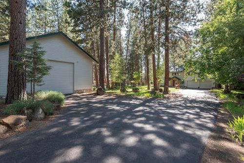 18642 River Woods Dr, Bend, OR, 97702-7903 | Card Image