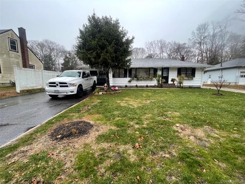 30 Oakcrest Ave, Middle Island, NY, 11953-1413 | Card Image