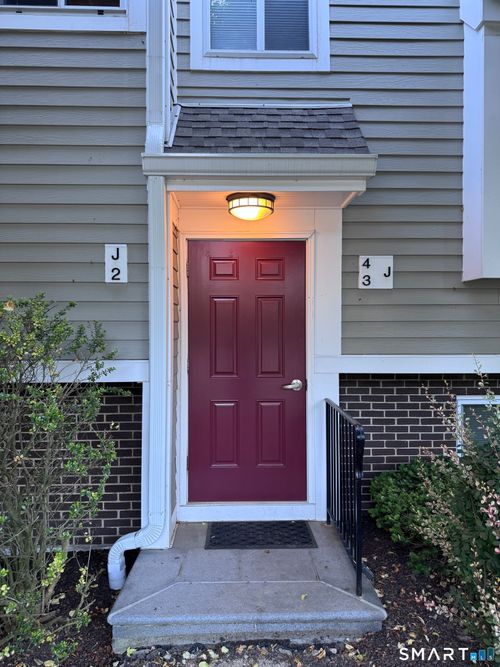 j2-71 Aiken St, Norwalk, CT, 06851-2132 | Card Image