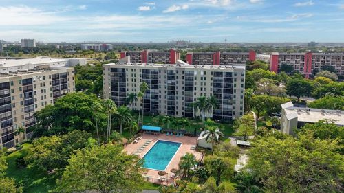 908-2205 S Cypress Bend Dr, Pompano Beach, FL, 33069-5638 | Card Image