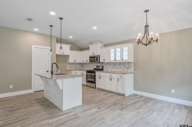 16218 Crossing Cir, House other with 3 bedrooms, 2 bathrooms and null parking in Lindale TX | Image 8