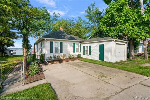 11346 E Shore Dr, Whitmore Lake, MI, 48189-9326 | Card Image