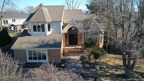 1079 Forest Bay Dr, Waterford, MI, 48328-4286 | Card Image