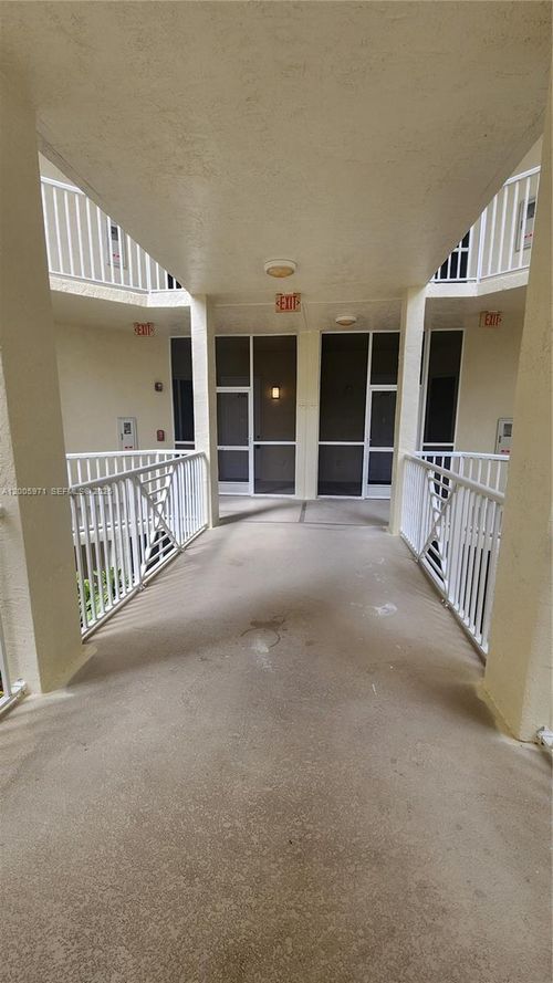 206-3600 Oaks Clubhouse Dr, Pompano Beach, FL, 33069-3696 | Card Image