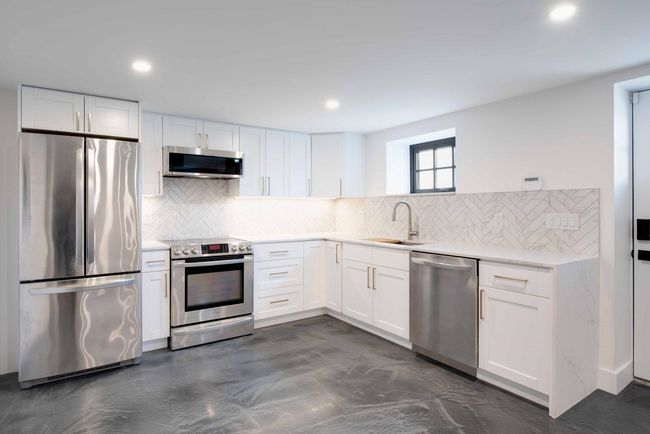 614 4th Ave, House other with 7 bedrooms, 4 bathrooms and 3 parking in New Westminster BC | Image 30