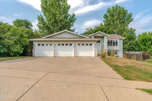 910 Mahone Avenue, Bismarck, ND, 58503 | Card Image