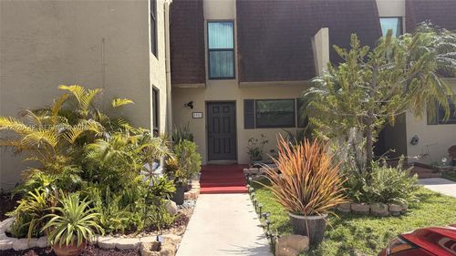 8982-8982 Palm Tree Ln, Pembroke Pines, FL, 33024-4612 | Card Image