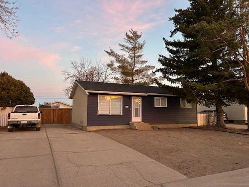 5605 57 Street, Taber, AB, T1G1L3 | Card Image