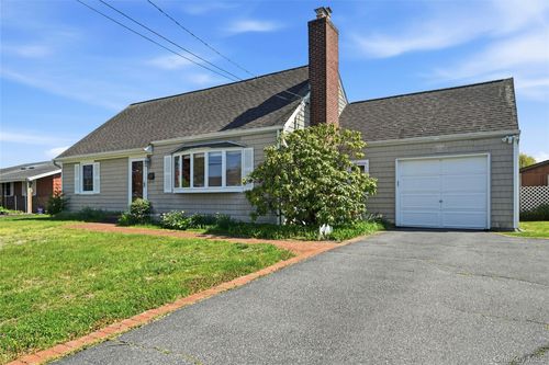 10 Bunny Ln, Amityville, NY, 11701-3909 | Card Image