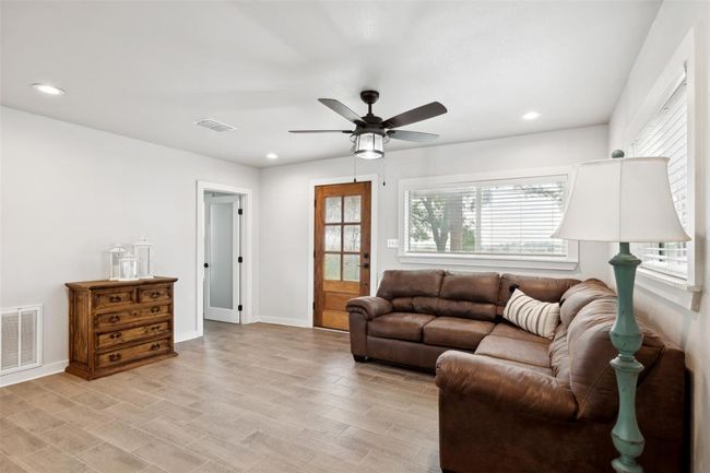 5530 Us Highway 90 A W, House other with 4 bedrooms, 2 bathrooms and 2 parking in Shiner TX | Image 7