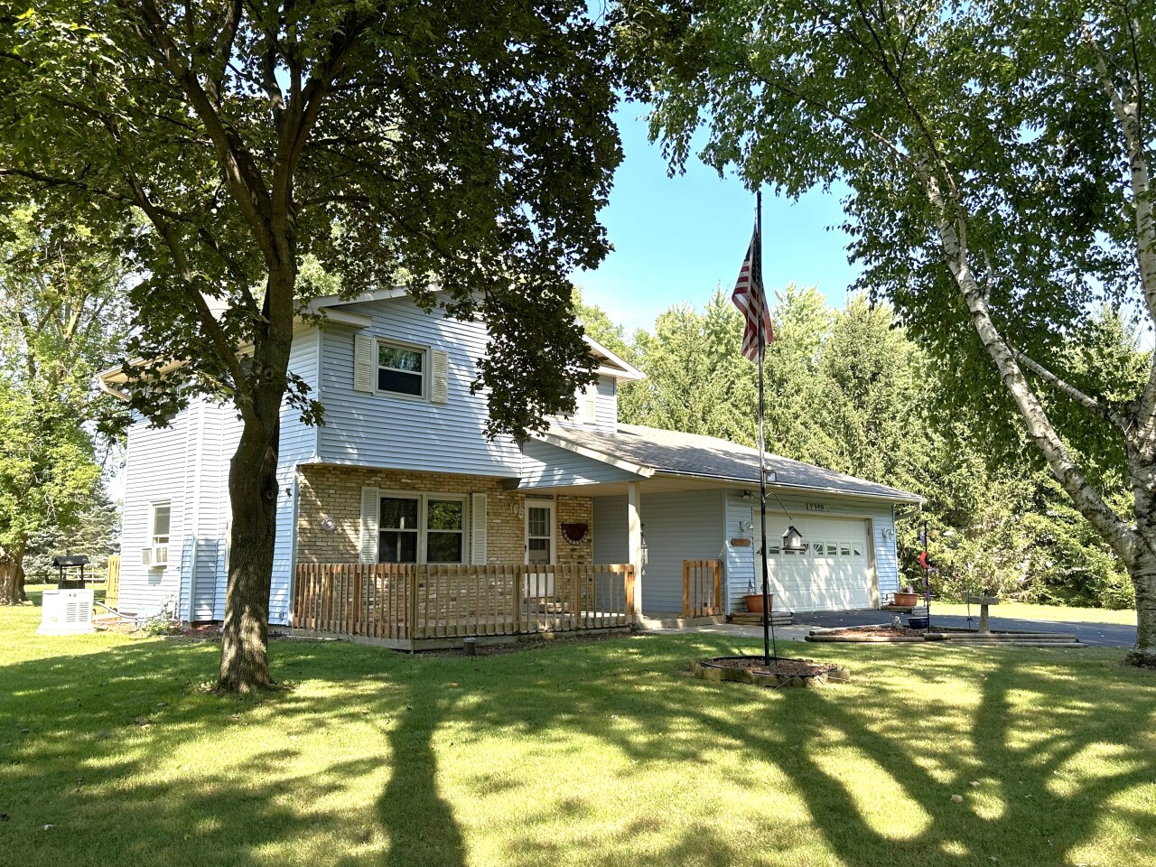 Golden Lake Park Cir, Oconomowoc, WI 53066